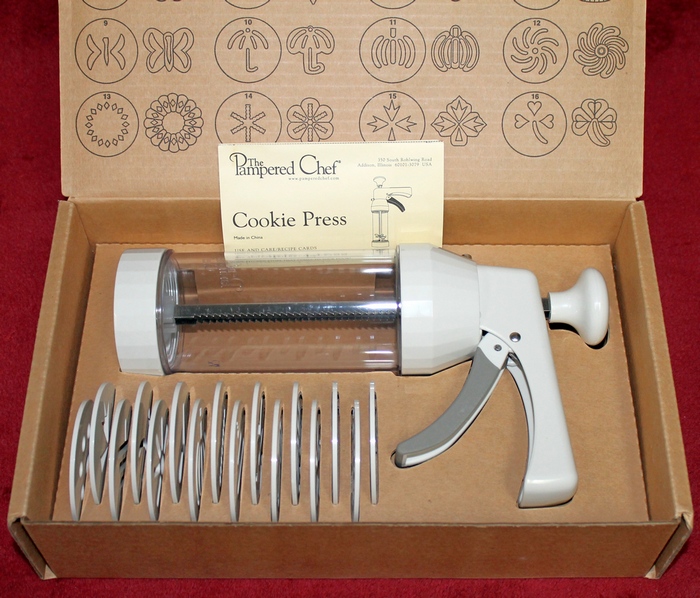 Pampered Chef Cookie Press 1525 with 16 Discs Retired Complete New in