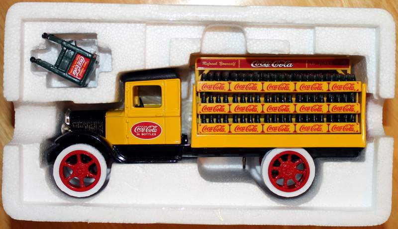 COCA COLA 1931 Hawkeye Delivery Truck Bank Locking Bank with Key - ERTL Item 27023 1/34 Scale